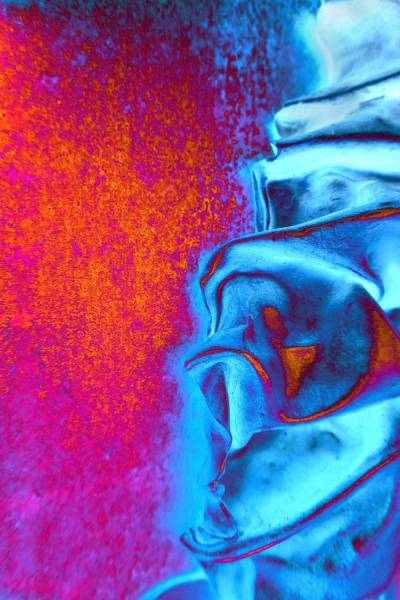 abstrakter Blickfang in rot und blau