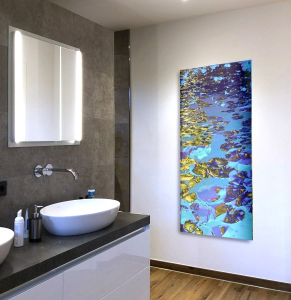 Wohnbeispiel Wandbild Seerosen auf Leinwand und Holzrahmen