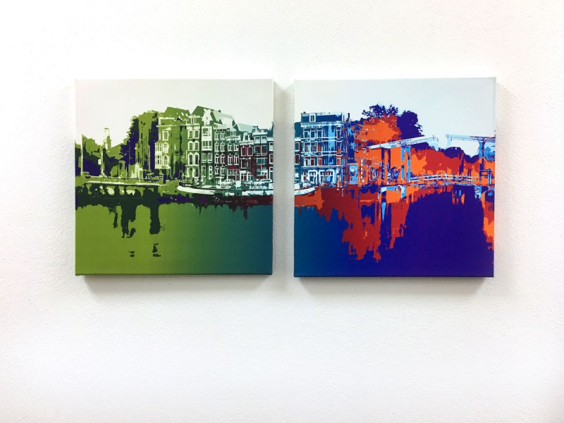 Moderne Wandgestaltung Amsterdam – Zweiteiliges Leinwand-Set im Raum