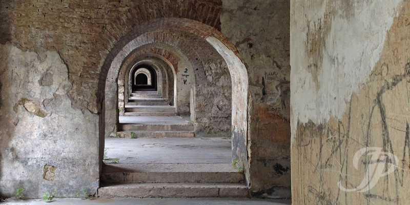 Abstraktes Wandbild Ruine – Ästhetik des Verfalls Fotodesign